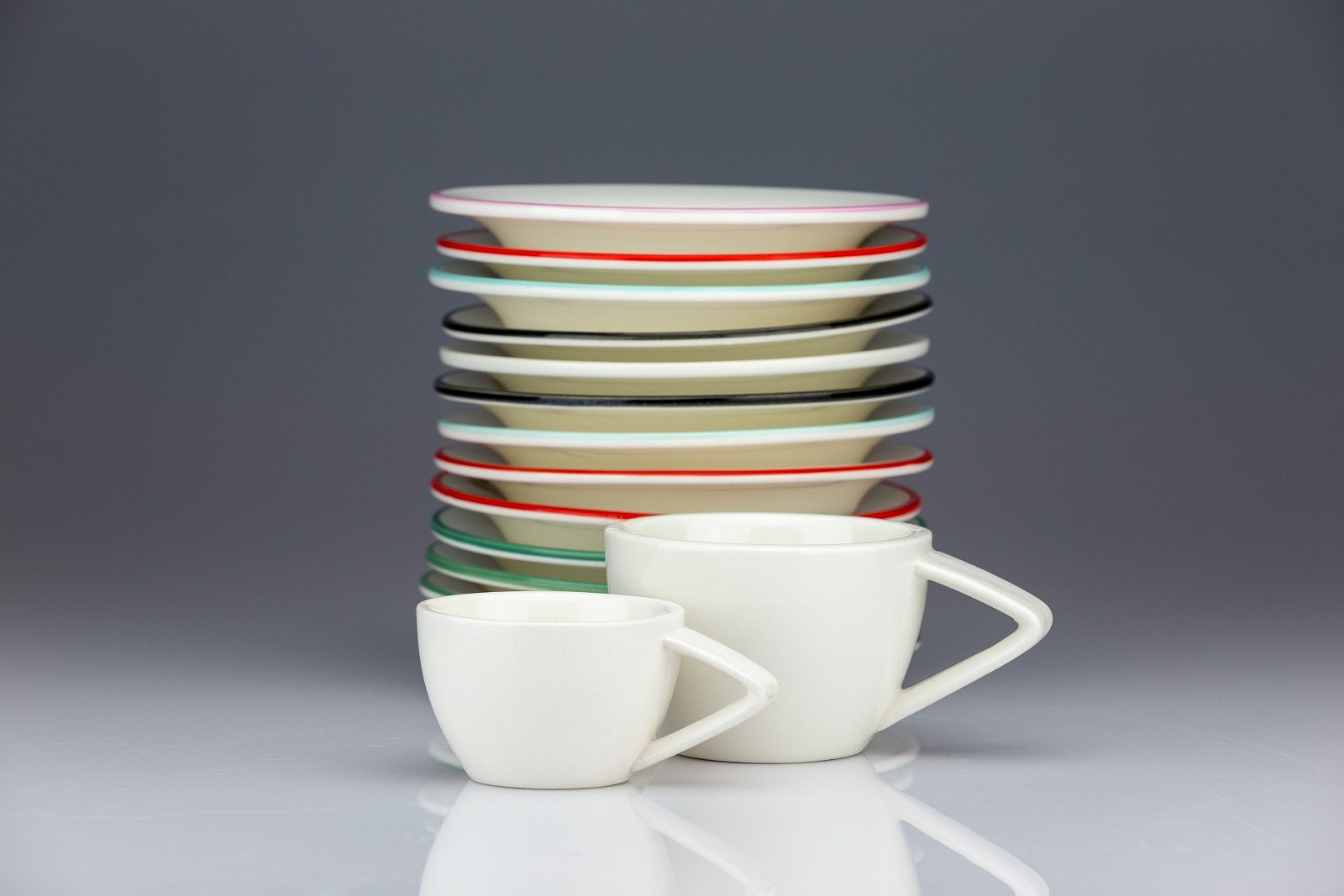 Porcelánový šálek espresso – červený s logem R 2